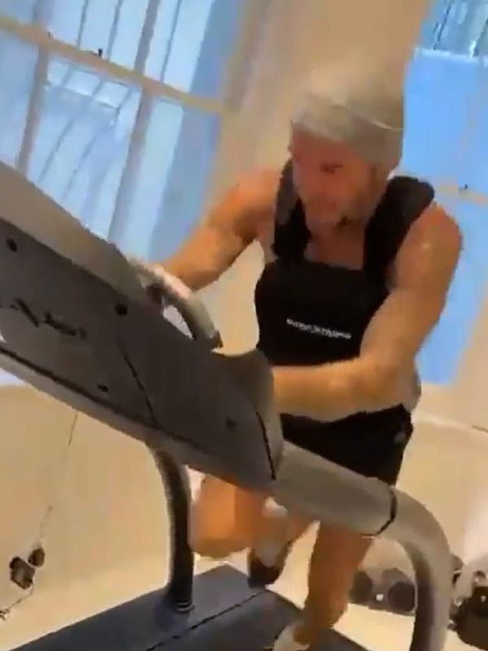 David Beckham sử dụng áo tạ thể lực trong khi chạy bộ trên máy. Ảnh: @davidbeckham.