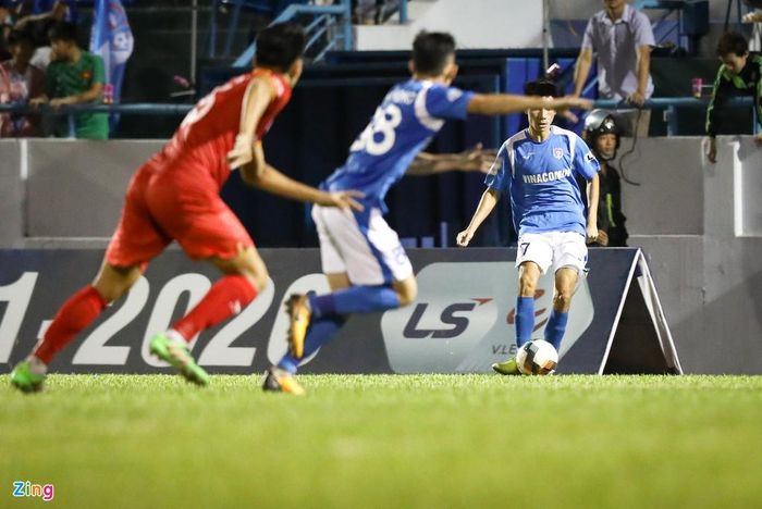  Trận này, cánh trái của Quảng Ninh với bộ đôi cựu binh U23 Việt Nam Quách Tân (số 7) và đương kim tuyển thủ U23 Hai Long (số 88) chơi tốt. Mũi công của họ nhiều lần khiến hàng thủ CLB Bình Dương điêu đứng. 