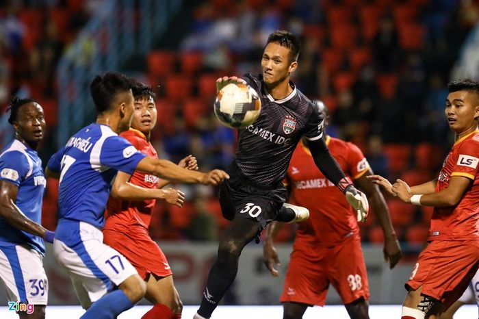  Đây mới là trận đầu tiên của thủ môn Lại Tuấn Vũ (số 30) tại V.League. Tiếc cho Vũ, đó là thất bại. 
