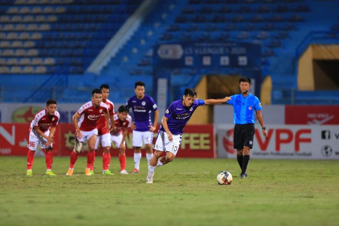 Bàn thắng mở tỷ số trên chấm 11m là bước ngoặt của trận đấu. Ảnh HNFC