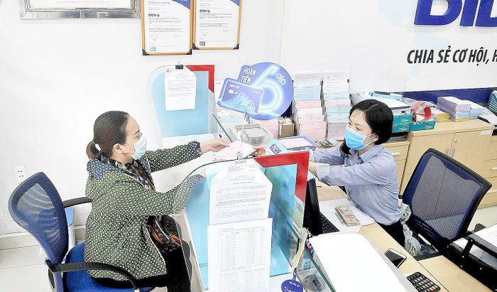 Giao dịch tại Ngân hàng BIDV. Ảnh: CAO THĂNG