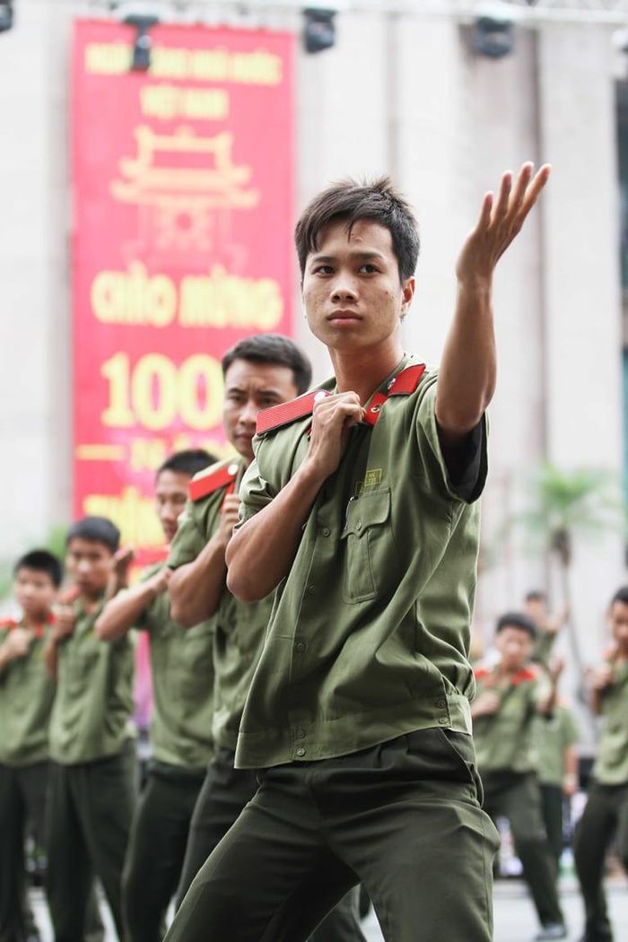 Đại lễ 1000 năm Thăng Long - Hà Nội cũng là dịp để các lực lượng chức năng phô diễn tài năng trong các bài biểu diễn võ thuật.