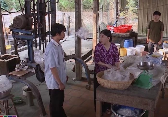 Anh Trực sau khi hạ độc vào bột làm bún của dì Thanh đã vội vã bỏ trốn về quê.