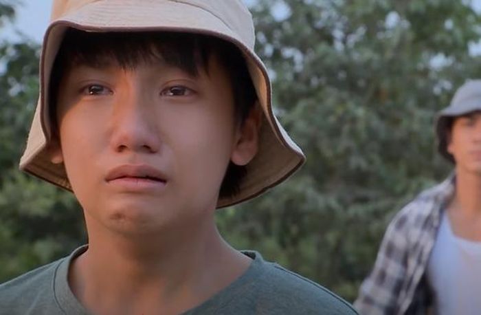 Nguyện đuổi theo bóng lưng quen thuộc nhưng cuối cùng đó lại không phải là mẹ.