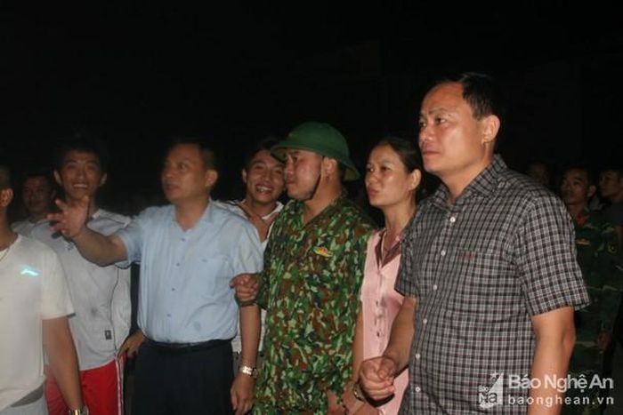 Lãnh đạo huyện Quỳnh Lưu có mặt tại hiện trường để chỉ đạo chữa cháy. Ảnh Việt Hùng