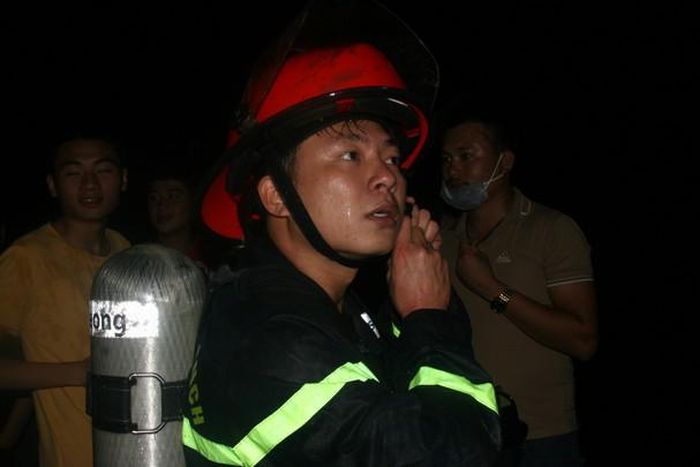 Nỗi vất vả, cực nhọc sau hơn 3 giờ đồng hồ chữa cháy của lính cứu hỏa. “Chưa khi nào vụ cháy tàu kéo dài đến như vậy, mà cháy với số lượng nhiều. Anh em chúng tôi động viên nhau cố gắng bởi nếu để ngọn lửa cháy lan sang nhiều tàu cá khác thì thiệt hại vô cùng lớn”, một chiến sỹ Cảnh sát PCCC Nghệ An chia sẻ. Ảnh Việt Hùng