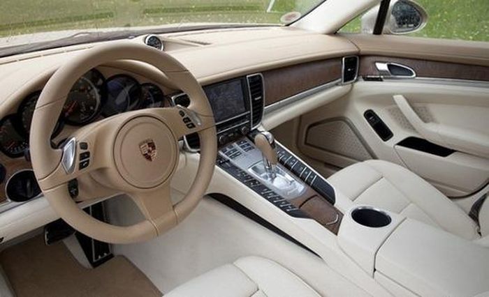 Nội thất Porsche Panamera sang trọng.