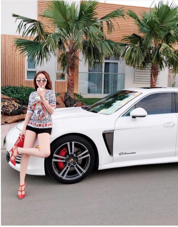 Bảo Thy khoe dáng bên cạnh Porsche Panamera.