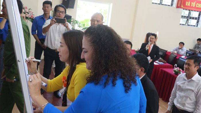 Các đại biểu tham gia ký cam kết.