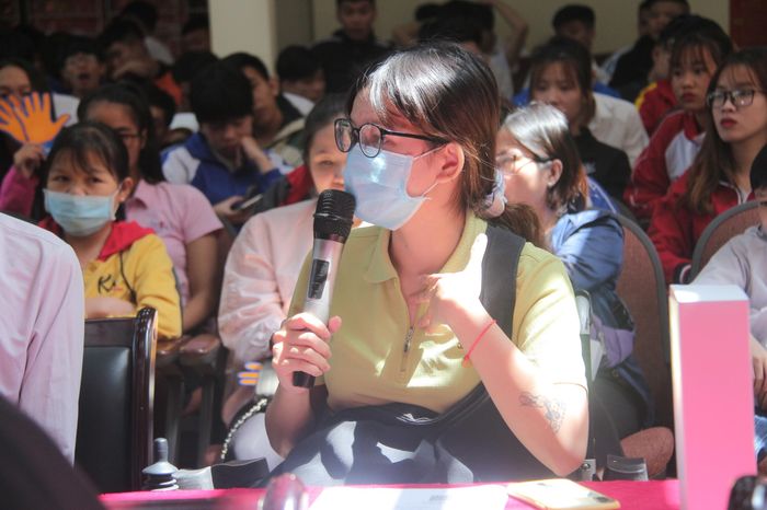 Những thắc mắc của sinh viên được các chuyên gia, diễn giả giải đáp.