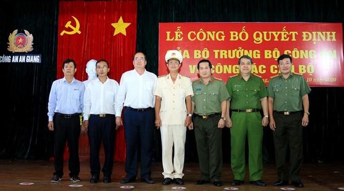 Lãnh đạo Tỉnh ủy, UBND tỉnh cùng Ban Giám đốc Công an tỉnh An Giang chúc mừng Thượng tá Nguyễn Nhật Trường.