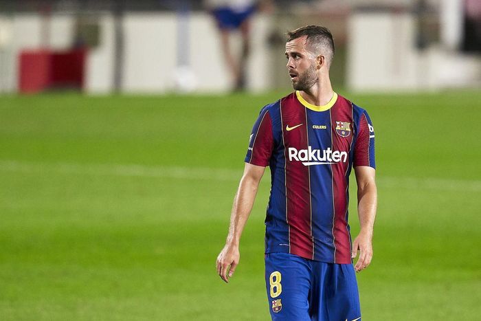 4. Miralem Pjanic (Juventus sang Barcelona, 55 triệu Bảng). Barca đã gây sốc khi chi đậm cho tiền vệ 30 tuổi Miralem Pjanic từ Juventus và để một cầu thủ 24 tuổi như Arthur đi theo chiều ngược lại. Cho đến nay, thương vụ này vẫn gây tranh cãi và chỉ có thời gian mới có thể trả lời.