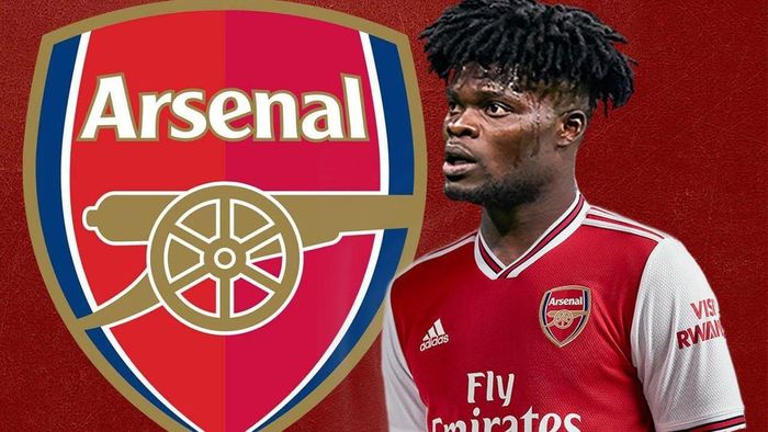 8. Thomas Partey (Atletico Madrid sang Arsenal, 45 triệu Bảng). Partey được mô tả là “quái thú” ở tuyến giữa và đó là lý do vì sao Arsenal kích hoạt điều khoản mua đứt anh vào những ngày cuối cùng của kỳ chuyển nhượng. Với Partey, Pháo thủ hoàn toàn có thể mơ đến việc cạnh tranh một vị trí trong top 4.