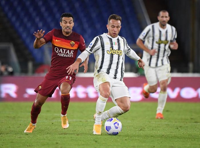 2. Arthur (Barcelona sang Juventus, 66 triệu Bảng). Tiền vệ 24 tuổi là một tài năng lớn ở Barca, nhưng đã bị đội nhà bán đi không thương tiếc. Arthur đang nóng lòng chứng minh phẩm chất của mình ở Juve và điều đó chỉ có lợi cho nhà ĐKVĐ Serie A.