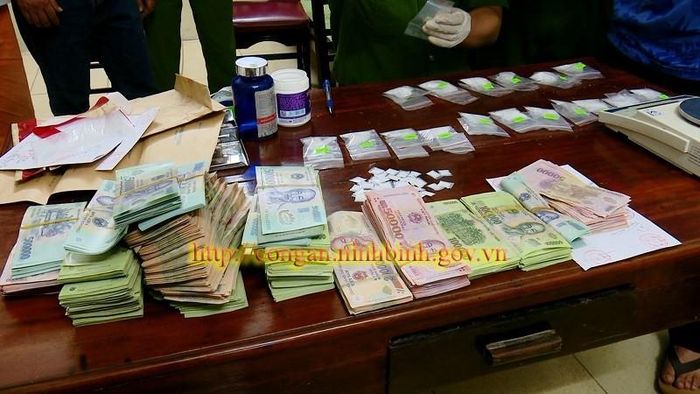 Tang vật thu giữ tại nhà Bùi Công Minh gồm rất nhiều tiền mặt và ma túy - Ảnh: Công an Ninh Bình