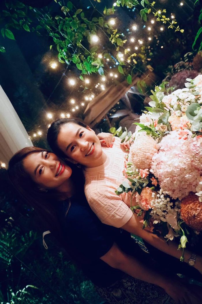 Cặp bạn thân Trương Ngọc Ánh và Anh Thơ - vợ siêu mẫu Bình minh rạng rỡ bên nhau. 