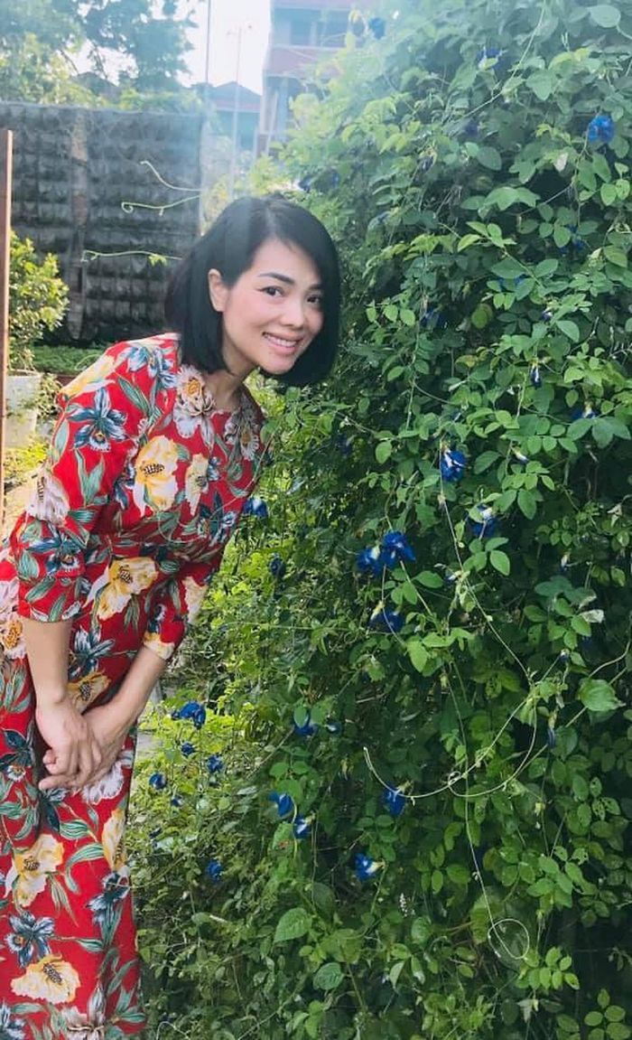 MC Bạch Dương tươi tắn trong vườn nhà. 