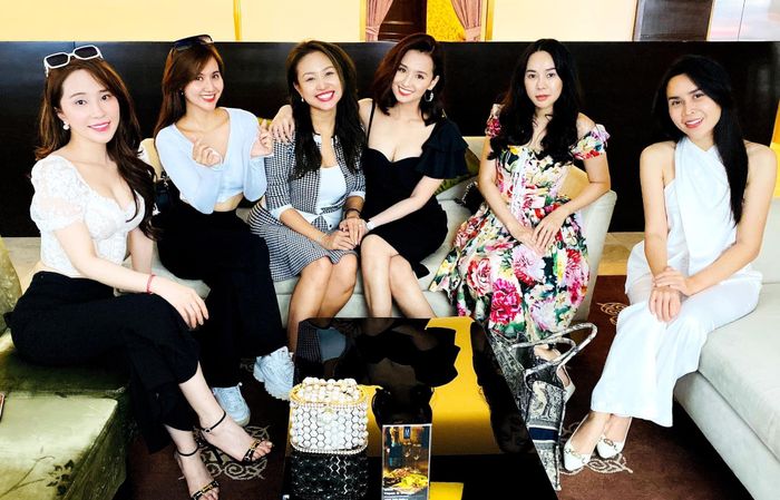 Vân Hugo hội ngộ bạn thân tại Hà Nội sau hơn 2 tháng Nam tiến. 