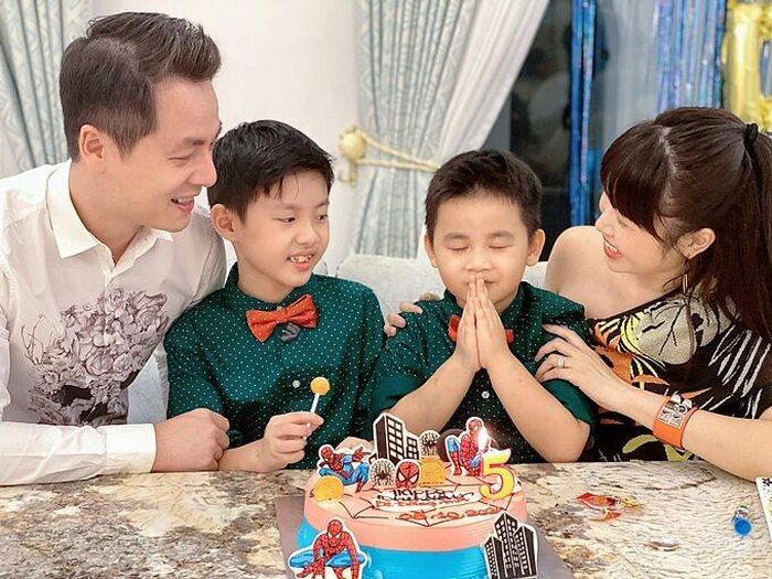 Gia đình ca sĩ Đăng Khôi tổ chức sinh nhật cho con tại nhà. 