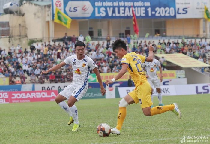 Phan Văn Đức không ghi bàn nhưng có đóng góp rất lớn vào lối chơi của SLNA. Ảnh: Đức Anh