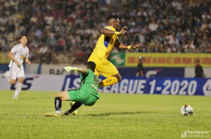 Ngoại binh Peter Samuel lần đầu lập công cho SLNA. Ảnh: Đức Anh