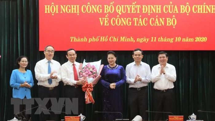 Ủy viên Bộ Chính trị, Chủ tịch Quốc hội Nguyễn Thị Kim Ngân và Thường trực Thành ủy Thành phố Hồ Chí Minh chúc mừng đồng chí Nguyễn Văn Nên, Bí thư Trung ương Đảng, Chánh Văn phòng Trung ương Đảng. (Ảnh: Anh Tuấn/TTXVN)