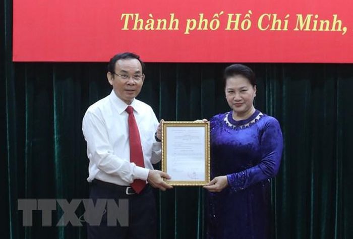 Ủy viên Bộ Chính trị, Chủ tịch Quốc hội Nguyễn Thị Kim Ngân trao quyết định của Bộ Chính trị cho đồng chí Nguyễn Văn Nên, Bí thư Trung ương Đảng, Chánh Văn phòng Trung ương Đảng. (Ảnh: Anh Tuấn/TTXVN)