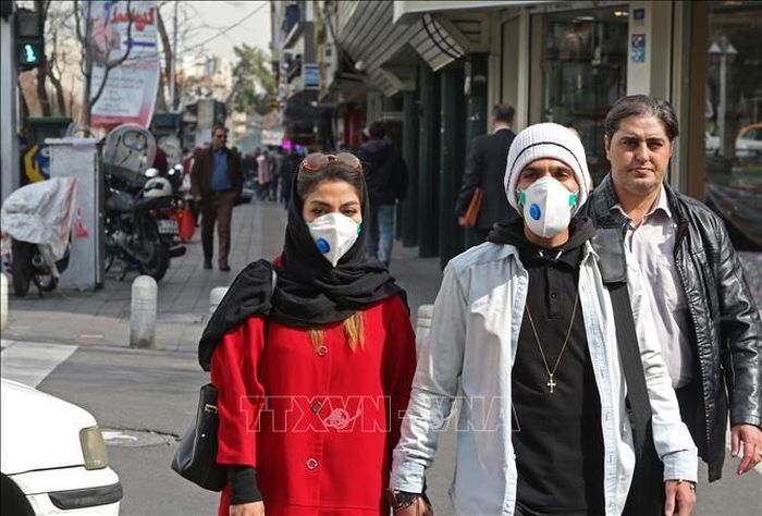 Người dân đeo khẩu trang đề phòng lây nhiễm virus SARS-CoV-2 tại Tehran, Iran. Ảnh: AFP/TTXVN