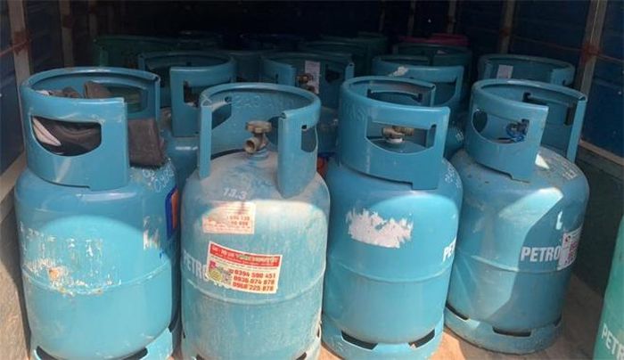 Lực lượng chức năng kiểm tra phát hiện kho hàng tập kết bồn chứa, bình gas cùng thiết bị sang chết gas với quy mô lớn. 