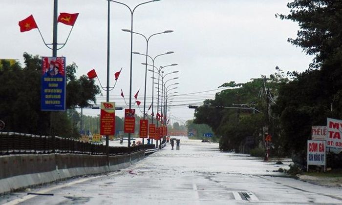 Tuyến QL1A đoạn qua địa bàn xã Tam An, huyện Phú Ninh bị ngập sâu, giao thông tê liệt.