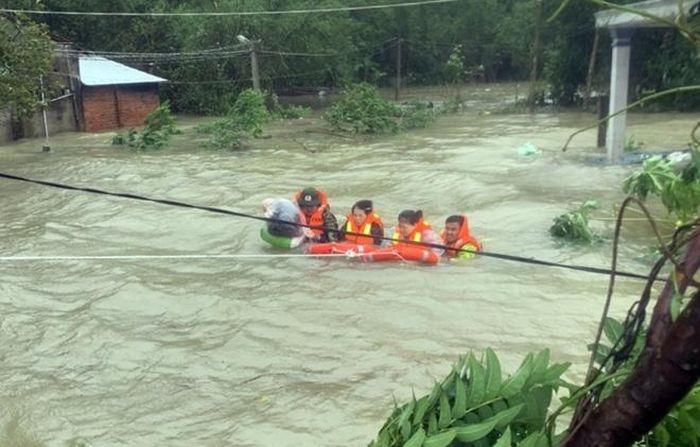 Lực lượng Công an tập trung sơ tán người dân đến nơi an toàn.