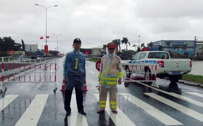 Công an Quảng Nam tổ chức chốt chặn tại các điểm ngập sâu trên QL1A.