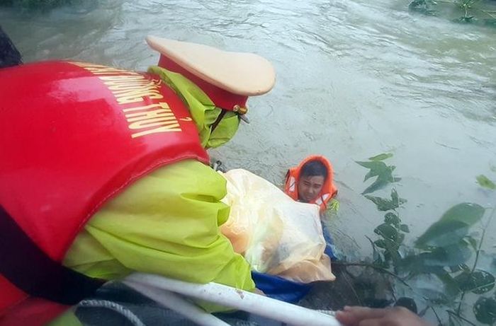 Lực lượng Công an tiếp nhận, đưa cháu bé lên ca nô.