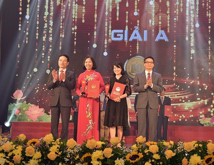 Chị Phương Thảo (áo dài) - Con gái nhà thơ Quang Dũng nhận giải A Giải thưởng Sách Quốc gia 2020