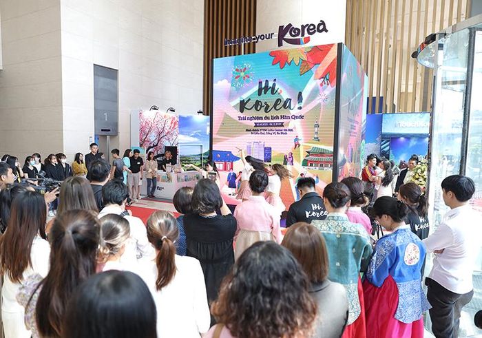 Đông đảo du khách tham quan sự kiện