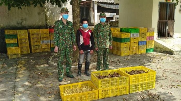 Đối tượng Tăng Văn Linh (giữa) cùng tang vật. Ảnh: Thu Hằng