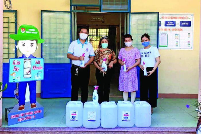 Dự án 687 trao tặng dung dịch nước sát khuẩn cho 211 trường học trên địa bàn Ðà Nẵng, Ảnh: NVCC