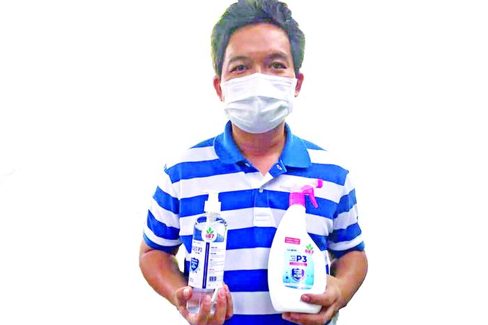 Anh Mai Anh Ðức là một chủ công ty cũng là 1 bệnh nhân COVID-19 sáng lập dự án 687 cung cấp nước sát khuẩn đạt chuẩn cho các bệnh viện, khu cách ly, trường học... Ảnh: NVCC