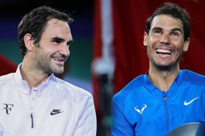 Federer vui vẻ chúc mừng Nadal khi tay vợt Tây Ban Nha cân bằng kỷ lục 20 Grand Slam của mình