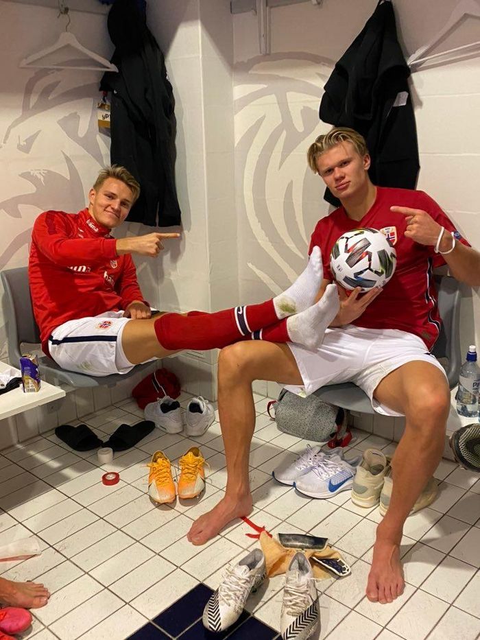 Tiền đạo thuộc biên chế CLB Dortmund khoe trái bóng làm quà sau khi ghi 3 bàn trong một trận