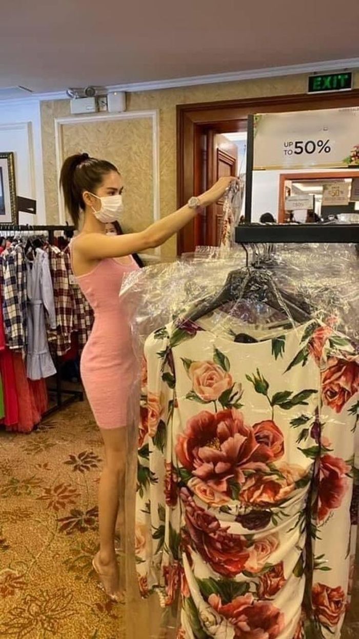 Hình ảnh Ngọc Trinh bịt khẩu trang đi mua sắm