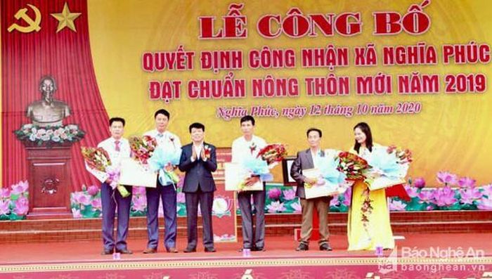 Đại diện Sở Nông nghiệp và PTNT trao Bằng công nhận xã đạt chuẩn NTM cho lãnh đạo xã Nghĩa Phúc. Ảnh: Bông Mai
