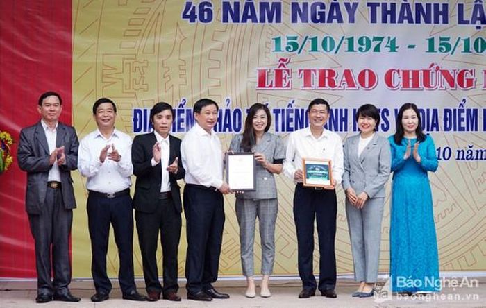 Giám đốc Sở Giáo dục và Đào tạo trao giấy chứng nhận cho Trường THPT chuyên Phan Bội Châu. Ảnh: Mỹ Hà
