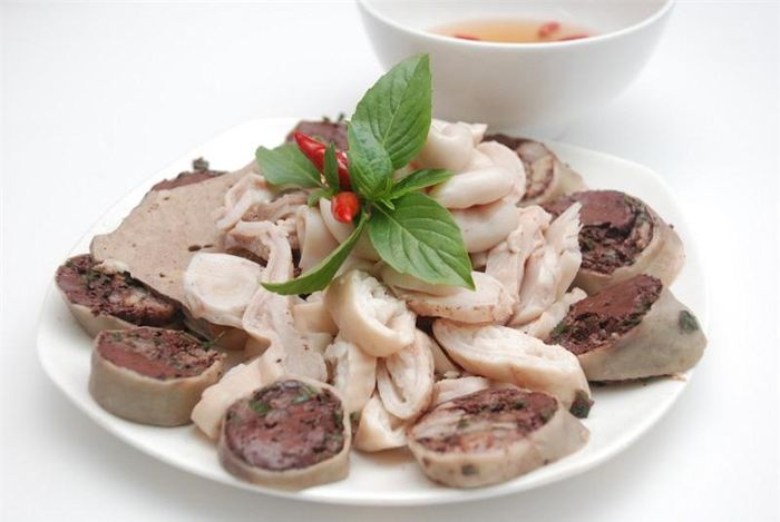 Không nên chọn lòng lợn ôi, thiu. Ảnh minh họa