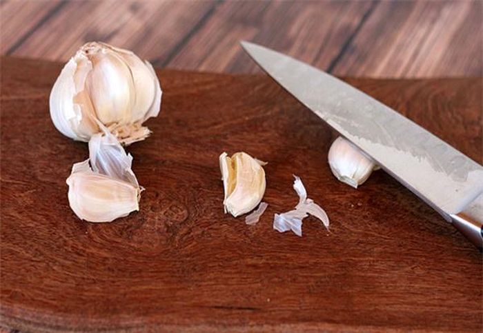 Đập dập tỏi trước khi bóc sẽ giúp lớp vỏ dễ bong ra hơn.