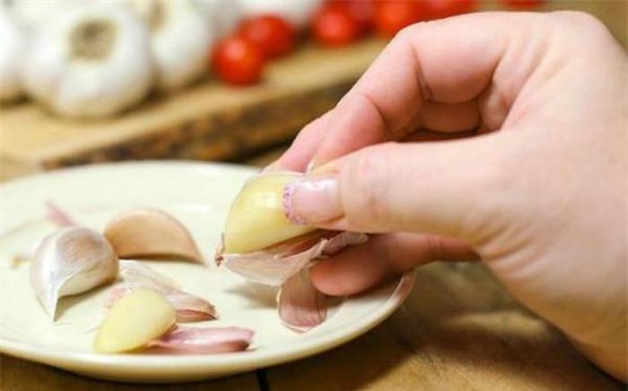 Dùng lò vi sóng giúp lớp vỏ tỏi bong ra cũng là mẹo vặt gia đình hay.
