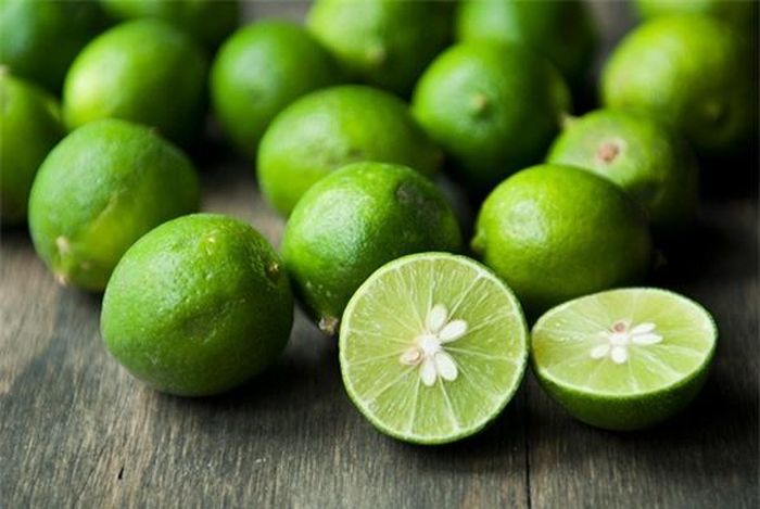 Các mẹo vặt gia đình hay để các mẹ loại bỏ mùi và dầu mỡ trên hộp nhựa không thể không kể đến mẹo sử dụng chanh tươi.