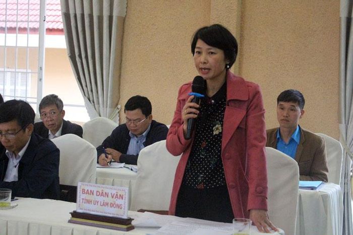 Đồng chí Phạm Thị Phúc – Phó trưởng Ban Dân vận Tỉnh ủy, phát biểu góp ý