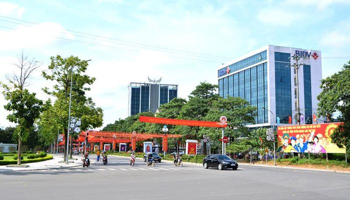 Đường phố thành phố Tuyên Quang được trang hoàng rực rỡ. Ảnh: Quang Hòa