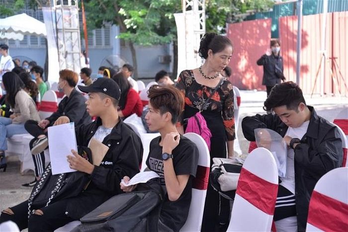 Cha mẹ sinh viên cũng lo lắng hồi hộp, luôn quan tâm nhắc nhở con điền đầy đủ giấy tờ, tránh sai sót.